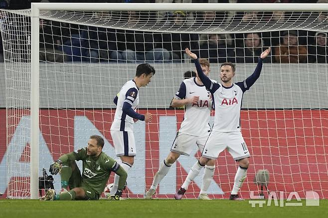 [진스하임=AP/뉴시스] 잉글랜드 프로축구 프리미어리그(EPL) 토트넘 홋스퍼의 손흥민의 득점 장면. 2025. 1. 23.