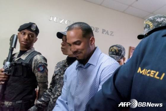 완더 프랑코(가운데)가 지난해 검찰에 기소돼 법원에 출두하고 있다. /AFPBBNews=뉴스1