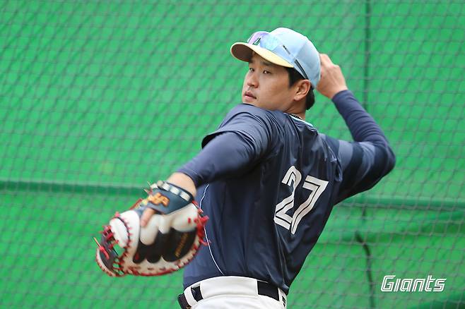 롯데 자이언츠 베테랑 포수 유강남이 이달 17일부터 대만 타이난 아시아 태평양 국제야구센터에서 2025 시즌을 대비해 강도 높은 훈련을 진행 중이다. 사진 롯데 자이언츠