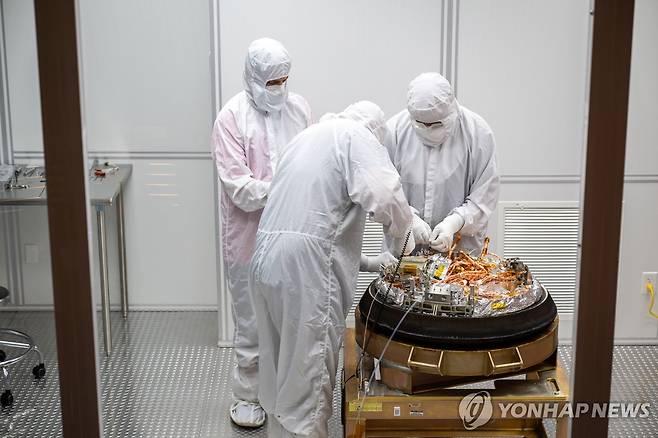 소행성 베누에서 채취한 시료를 분리 중인 미 항공우주국(NASA) 전문가들 [UPI 연합뉴스 자료사진. 재판매 및 DB 금지]