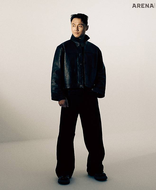 레더 재킷·팬츠 모두 타이가 타카하시, 목걸이 BTNF, 신발 스타일리스트 소장품.