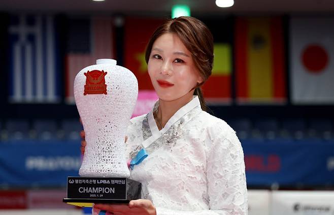 ‘당구여제’ 김가영이 프로당구 ‘웰컴저축은행 LPBA 챔피언십’에서 우승을 차지한 뒤 트로피를 들고 기념 사진을 찍고 있다. 사진=PBA 사무국