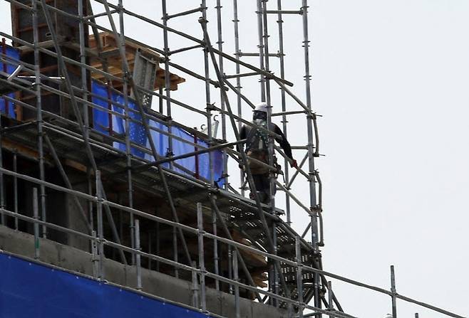 서울 시내 한 아파트 건설 현장에서 근로자들이 작업을 하고 있다.(사진=뉴시스)