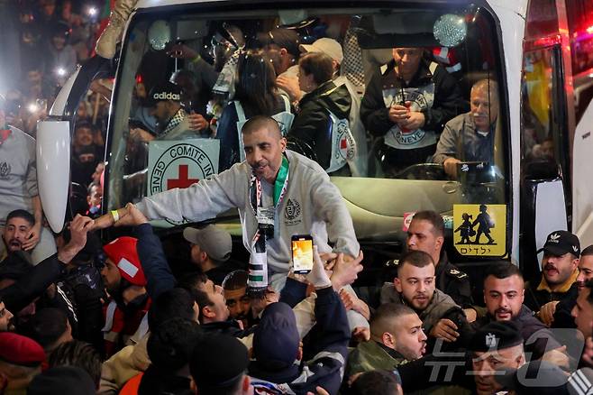 이스라엘에 의해 수감돼 있던 팔레스타 자카리아 주베이디(49세)가 30일(현지시간) 이스라엘에 의해 석방된 후 라말라에 도착하자 군중의 환영을 받고 있다. ⓒ AFP=뉴스1 ⓒ News1 류정민 특파원