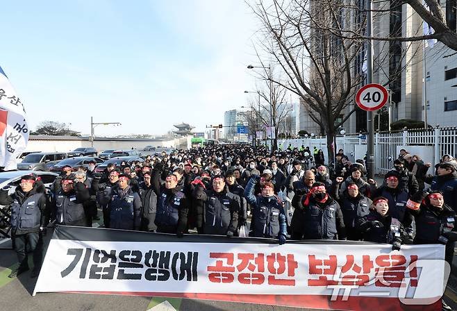 IBK기업은행 노동조합원들이 지난해 12월 27일 서울 종로구 정부서울청사 금융위원회 앞에서 열린 총파업 집회에서 구호를 외치고 있다. 기업은행 노조가 총파업을 단행한 것은 1973년 노조 설립 이래 최초다. 2024.12.27/뉴스1 ⓒ News1 황기선 기자