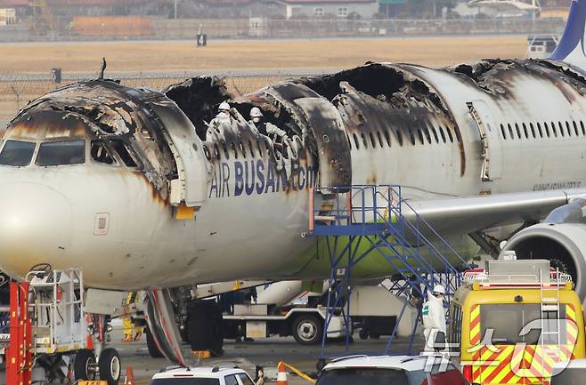 31일 오전 부산 강서구 김해국제공항 에어부산 항공기 화재 현장에서 프랑스 항공사고조사위원회(BEA) 관계자들이 합동 감식에 앞서 위험관리평가를 위한 현장 조사를 하고 있다.2025.1.31/뉴스1 ⓒ News1 윤일지 기자