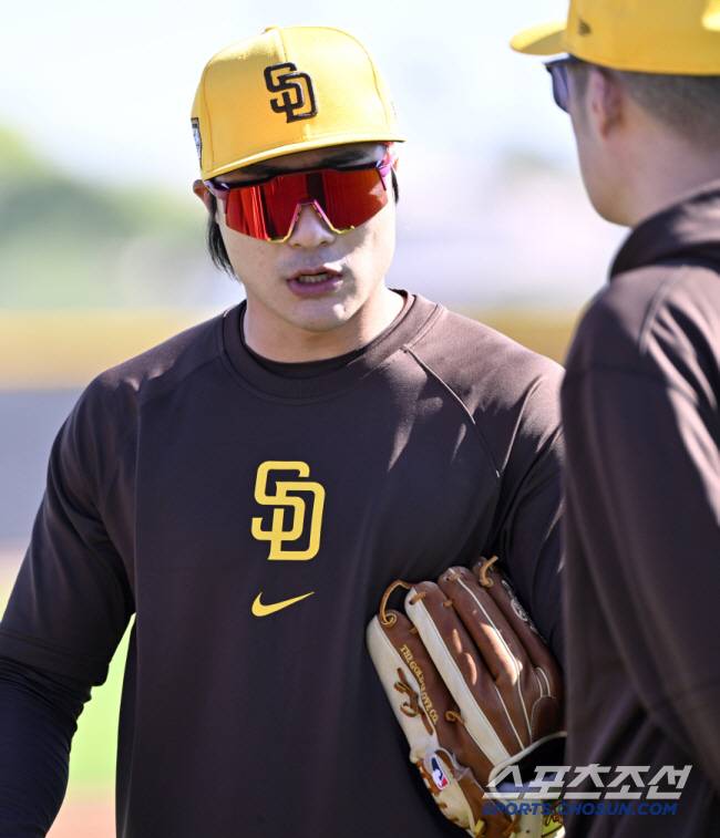 17일(한국시간) 미국 애리조나주 피오리아에서 열린 샌디에이고 파드레스의 스프링캠프 현장, 김하성이 이야기를 나누고 있다. 피오리아(미국 애리조나)=허상욱 기자wook@sportschosun.com/2024.02.17/