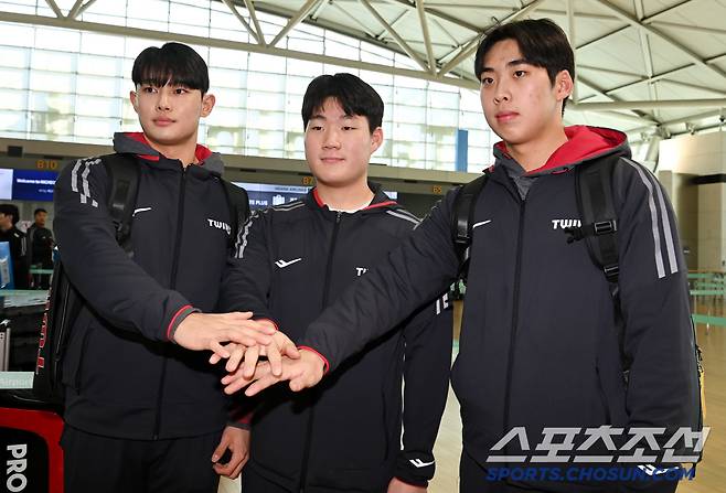 LG 트윈스 선수단이 23일 인천공항을 통해 전지훈련지인 미국 애리조나로 출국했다. 2025 LG 신인 김영우 이한림 추세현이 포즈를 취하고 있다. 인천공항=허상욱 기자 wook@sportschosun.com/2025.01.23/