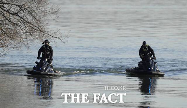 구조대가 여객기 추락 현장인 포토맥강을 수색하고 있다.