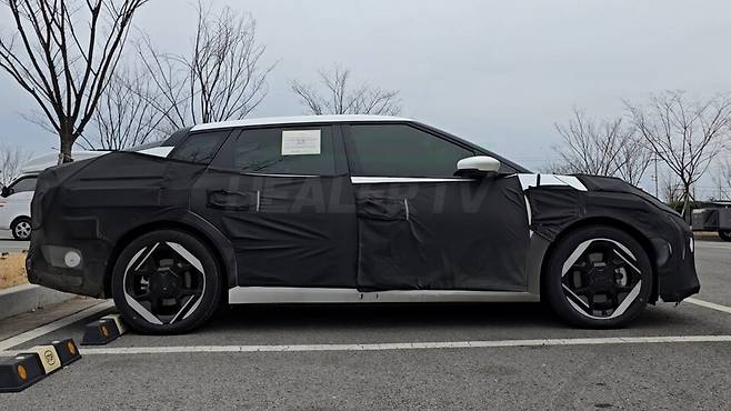 사진 : 기아 EV4 테스트카 (출처=힐러TV)