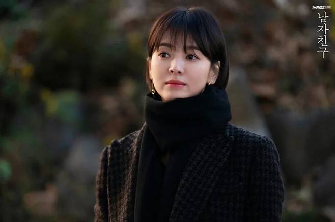 송혜교는 드라마 ‘그들이 사는 세상’과 ‘남자친구’에서 앞머리가 있는 보브 스타일의 숏단발을 선보였었다. 드라마 '남자친구' 스틸.