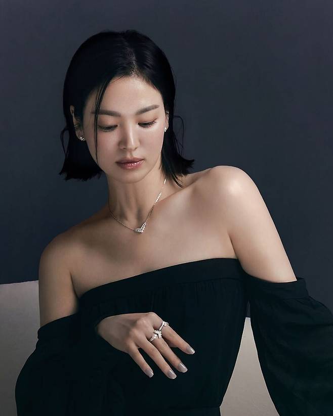 일자 단발을 촉촉하게 스타일링 하는 웨트 슬릭 단발. 볼륨감을 주지 않고 깔끔하게 스트레이트로 스타일링하는 것이 특징이다. @kyo1122