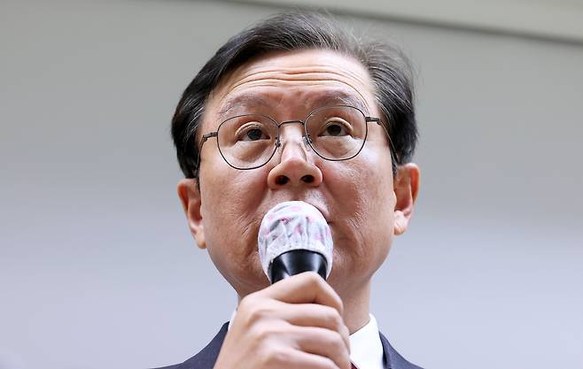 윤석열 대통령 측 윤갑근 변호사가 25일 서울 서초구 스페이스쉐어 강남역센터에서 검찰의 구속영장 연장 재신청 관련 입장 발표 기자회견을 하고 있다. /뉴스1