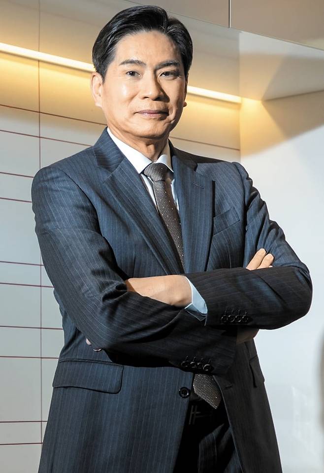 20일 오후 서울 중구 TV조선 사무실에서 만난 윤정호(59) TV조선 보도본부장은 “확증 편향과 무분별한 주장들이 난무하는 언론 환경 속에서 팩트와 진실을 전달하는 것이 우리의 목표”라며 “비상계엄과 탄핵 등 최근의 정치적 사건들을 둘러싼 다양한 뉴스들 속에서 무게중심을 잡겠다”고 했다./장련성 기자