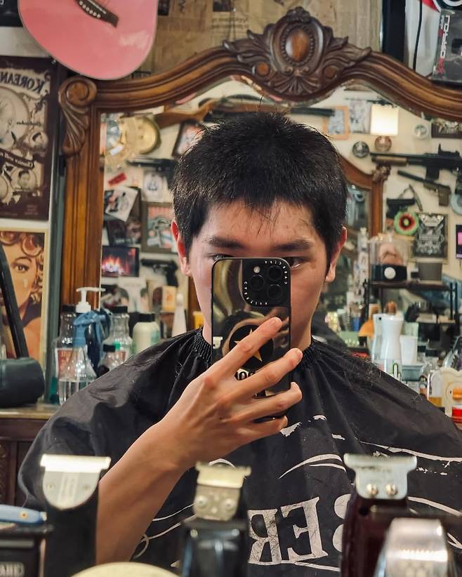 NCT 태용이 반삭으로 변신하는 모습을 자신의 SNS에 공유했다.@taeoxo_nct