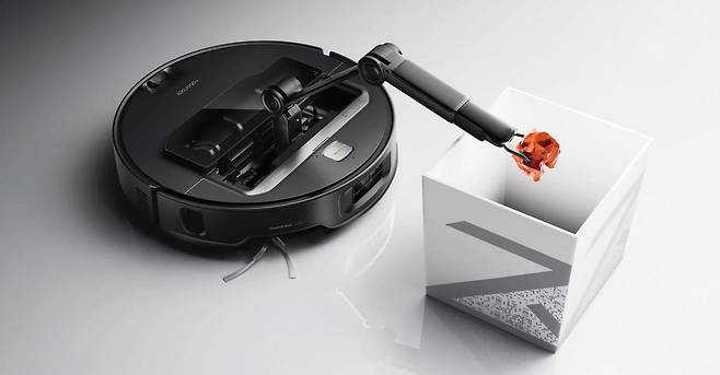 중국 로보락이 CES 2025에서 선보인 로봇 청소기 사로스 Z70./사진 로보락