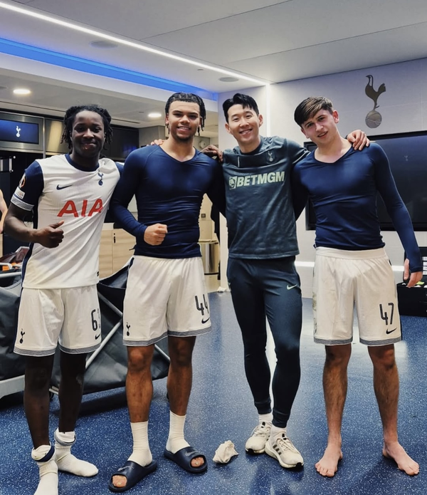 사진=손흥민 SNS.&nbsp;&nbsp;손흥민이&nbsp;승리에&nbsp;일조한&nbsp;유스&nbsp;출신&nbsp;유망주들에게&nbsp;무한&nbsp;애정&nbsp;공세를&nbsp;퍼부었다.&nbsp;토트넘&nbsp;홋스퍼는&nbsp;31일&nbsp;오전&nbsp;5시(이하&nbsp;한국시간)&nbsp;영국&nbsp;런던에&nbsp;위치한&nbsp;토트넘&nbsp;홋스퍼&nbsp;스타디움에서&nbsp;열린&nbsp;2024-25시즌&nbsp;유럽축구연맹(UEFA)&nbsp;유로파리그(UEL)&nbsp;리그&nbsp;페이즈&nbsp;8차전에서&nbsp;엘프스보리에&nbsp;3-0으로&nbsp;승리했다.&nbsp;이로써&nbsp;토트넘은&nbsp;5승&nbsp;2무&nbsp;1패(승점&nbsp;17)로&nbsp;4위를&nbsp;기록,&nbsp;16강&nbsp;다이렉트&nbsp;진출에&nbsp;성공했다.