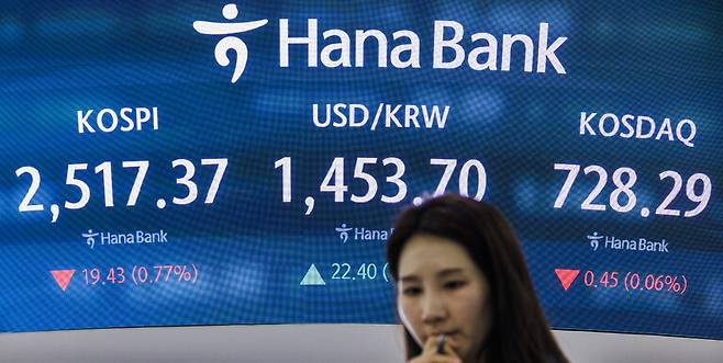 31일 오후 서울 중구 하나은행 본점 딜링룸에 이날 거래를 마감한 금융시장 지수들이 표시돼 있다. 연합뉴스