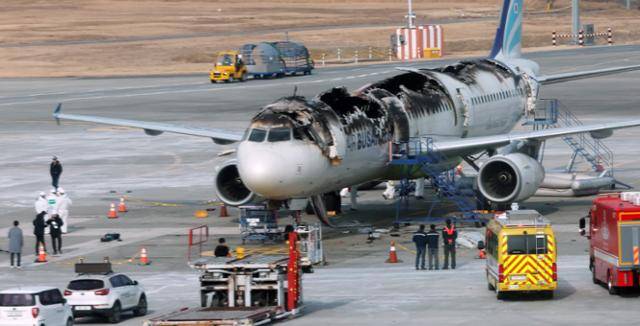 국토교통부 항공철도사고조사위원회와 프랑스 항공사고조사위원회가 31일 오전 부산 강서구 김해국제공항 에어부산 항공기 화재현장에서 합동감식 등 조사 일정을 결정하기 위한 사고기 위험관리평가를 하고 있다. 뉴시스