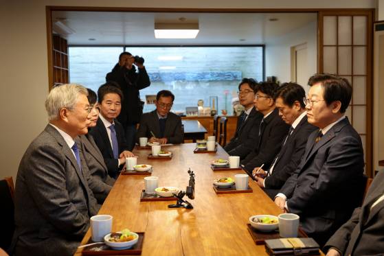 이재명 더불어민주당 대표(오른쪽)가 30일 오후 경남 양산시 하북면 평산마을 문재인 전 대통령 사저를 방문해 문 전 대통령과 대화하고 있다. 참석자들에 따르면 문 전 대통령은 이 대표에게 “통합하고 포용하는 행보가 민주당의 앞길을 열어가는 데 매우 중요하다”고 당부했다고 한다. [뉴스1]
