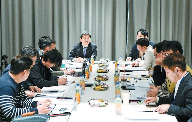 최고의 자동차를 뽑는 ‘2025 중앙일보 올해의 차’가 서울 상암동에 위치한 중앙일보 사옥에서 시작됐다. 올해는 총 14대의 신차들이 실차 평가를 통해 우위를 가린다. [사진 올해의 차 취재팀]