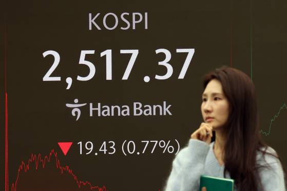 31일 코스피 지수는 전 거래일 대비 0.77% 내린 2,517.37, 코스닥 지수는 0.06% 내린 728.29로 장을 마감했다. 뉴스1