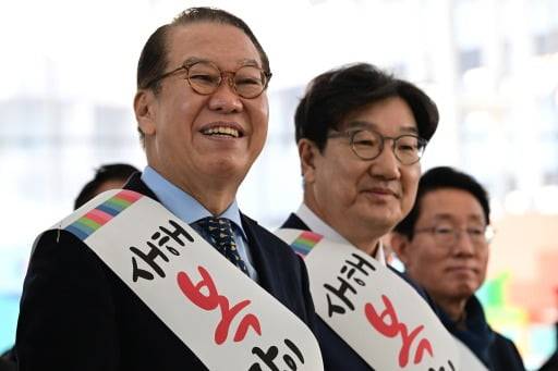 권영세 국민의힘 비상대책위원장이 24일 오전 서울 용산구 서울역에서 설 귀성 인사를 하며 미소짓고 있다. 최혁 기자