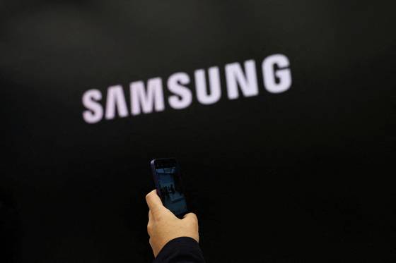 A visitor uses a Samsung Electronics' flagship smartphone Galaxy S24 during its unveiling ceremony in Seoul on Jan. 15, 2024. [REUTERS/YONHAP]