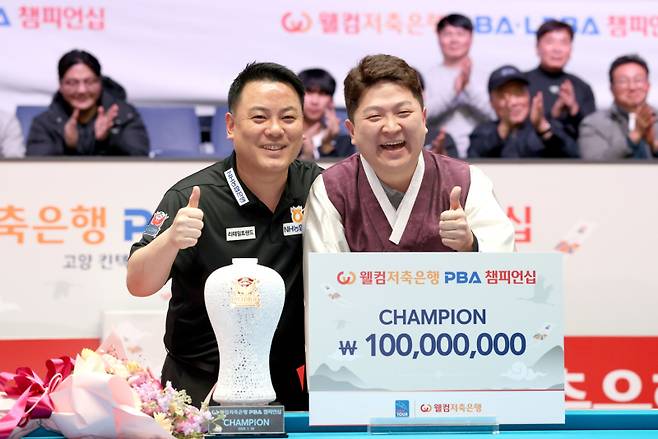 시상식에서 조재호(왼쪽)와 조건휘가 함께 포즈를 취했다. PBA 제공
