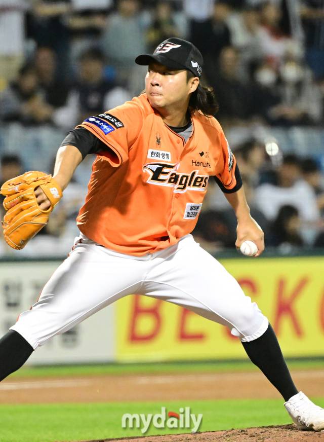 2024년 4월 26일 대전 한화생명이글스파크에서 진행된 '2024 신한 SOL 뱅크 KBO 리그' 두산-한화의 경기. 한화 김범수가 6회초 구원 등판해 역투를 펼치고 있다./마이데일리