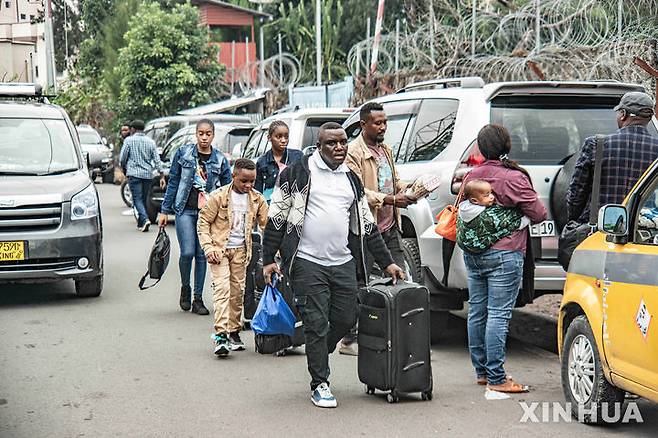 [고마( 민주콩고)= 민주 콩고 고마시가 반군에 점령되면서 이 곳 유엔지국에서 피난 길에 나서는 유엔파견 직원들과 가족들.  025. 01. 31.