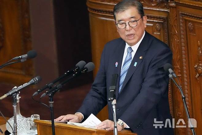 [도쿄=AP/뉴시스]이시바 시게루(石破茂) 일본 총리는 올해 태평양전쟁 패전 80주년을 맞이해 담화를 낼 가능성에 대해 전쟁을 검증하는 게 중요하다는 입장을 밝혔다. 사진은 이시바 총리가 지난 24일 도쿄 국회에서 정기국회 시정방침 연설을 하고 있는 모습. 2025.01.31.