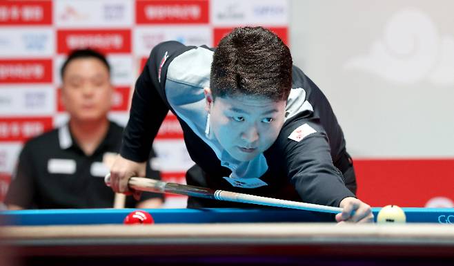 조건휘가 30일 경기도 고양시 '고양 킨텍스 PBA 스타디움'에서 열린 '웰컴저축은행 PBA 챔피언십' 남자부 결승에서 조재호를 상대로 샷을 구사하고 있다. PBA