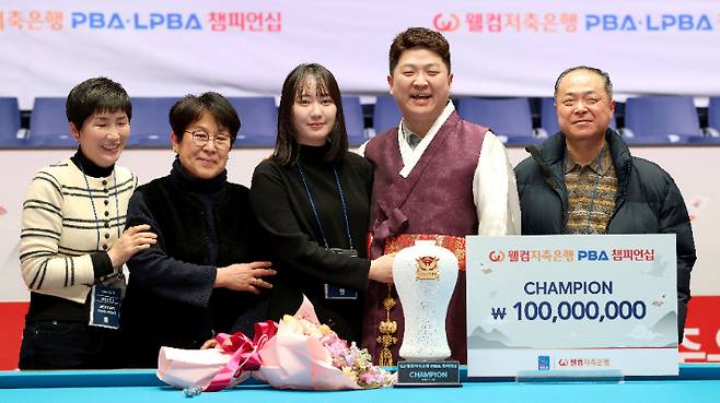 조건휘가 30일 경기도 고양시 '고양 킨텍스 PBA 스타디움'에서 열린 '웰컴저축은행 PBA 챔피언십' 남자부 우승 후 가족들과 함께 기념 사진을 찍고 있다. 왼쪽부터 장모님, 어머니, 아내 김동원 씨, 조건휘, 아버지. PBA