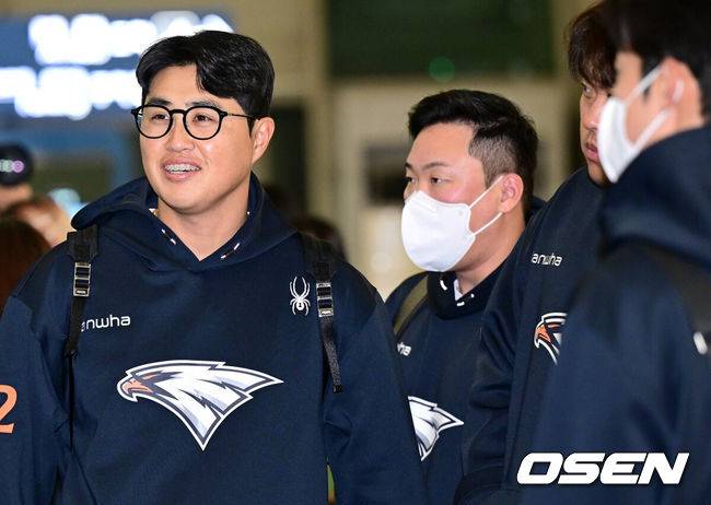 [OSEN=인천공항, 최규한 기자] 한화 채은성과 안치홍이 호주 스프링캠프 출국을 준비하며 대화를 나누고 있다. 2025.01.22 / dreamer@osen.co.kr