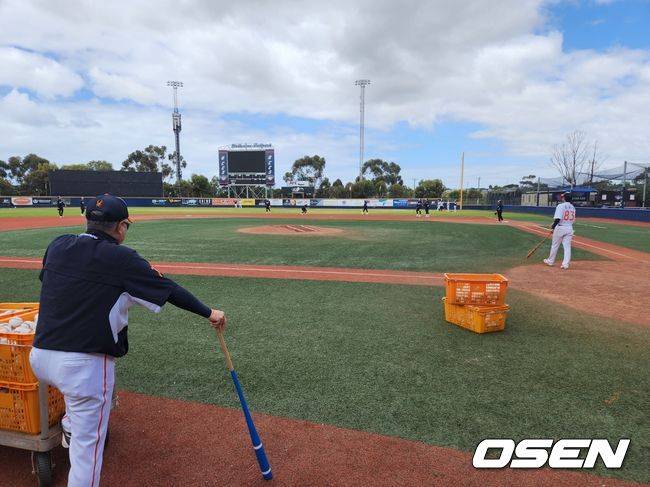 [OSEN=멜버른(호주), 이상학 기자] 한화 김경문 감독이 호주 스프링캠프에서 내야수들의 수비 훈련을 지켜보고 있다. /waw@osen.co.kr