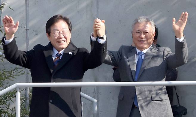 더불어민주당 이재명 대표가 설 연휴 마지막 날인 30일 경남 양산시 하북면 평산마을 문재인 전 대통령 사저를 방문, 문 전 대통령과 함께 손 인사하고 있다. 연합뉴스