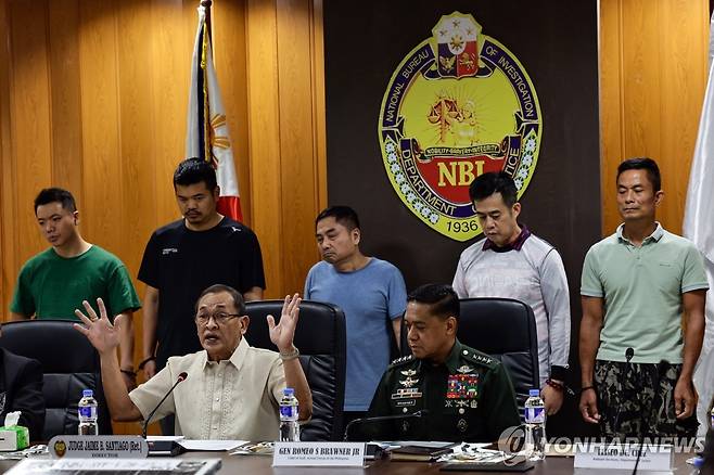 필리핀 당국에 체포된 중국인 간첩들(뒷줄) [EPA 연합뉴스 자료사진. 재배포 및 판매 금지]