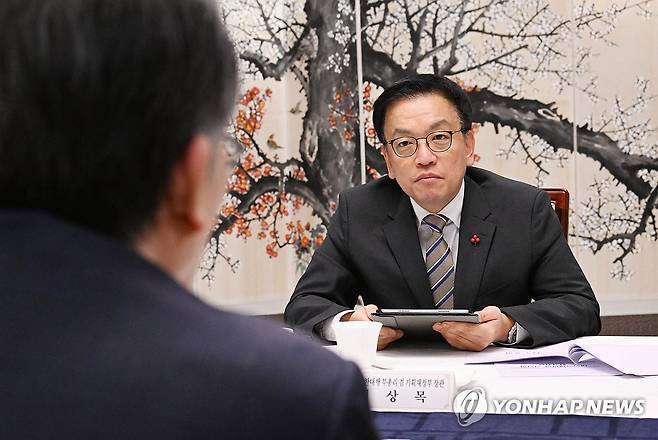 최 권한대행, 대외경제현안 간담회 주재 (서울=연합뉴스) 한상균 기자 = 최상목 대통령 권한대행 부총리 겸 기획재정부 장관이 31일 정부서울청사에서 대외경제 현안 간담회를 하고 있다. 2025.1.31 [기재부 제공. 재판매 및 DB 금지] xyz@yna.co.kr