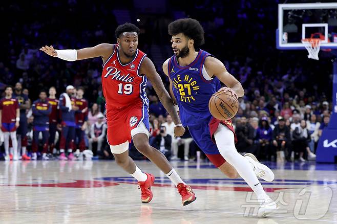 1일 필라델피아를 상대로 드리블을 하고 있는 덴버의 가드 자말 머레이. ⓒ AFP=뉴스1