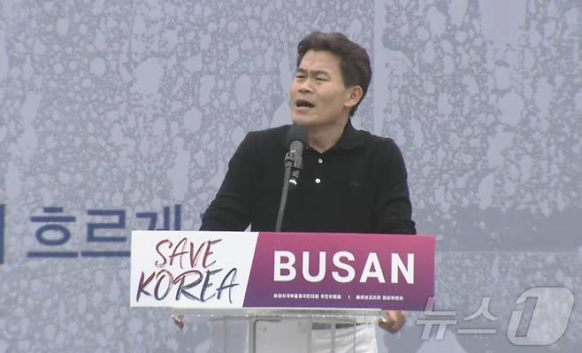 1일 오후 부산역에서 열린 세이브코리아 부산구국기도회에서 전한길 강사가 연사로 참석해 발언하고 있다.(세이브코리아 유튜브 생중계 갈무리)