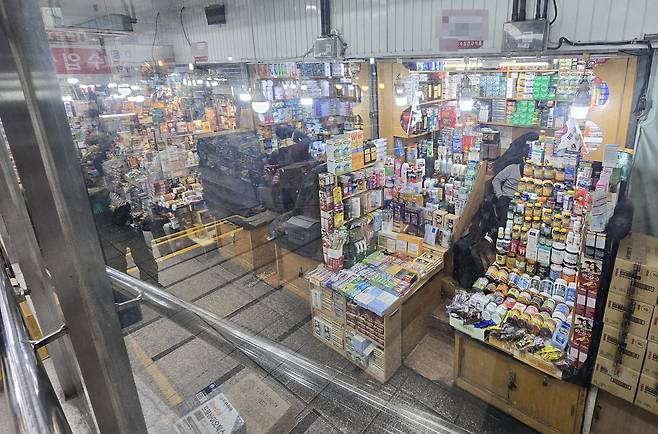 서울 중구 남대문 신용제일 수입명품 상가에서 소매상들이 손님을 기다리고 있다. /정두용 기자