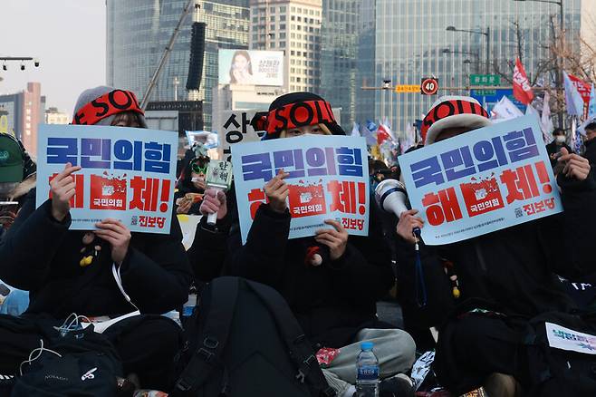 1일 오후 서울 종로구 경복궁 일대에서 열린 ‘윤석열 즉각 퇴진! 사회대개혁! 9차 범시민대행진’에 참석한 시민들이 손팻말을 들고 있다. 김혜윤 기자 unique@hani.co.kr