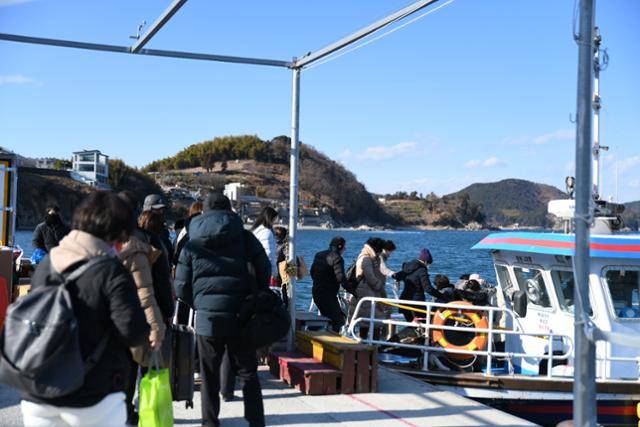 지난달 9일 경남 거제시 장목면 시방항 선착장에서 이수도행 여객선에 여행객들이 줄줄이 승선하고 있다. 거제=박은경 기자