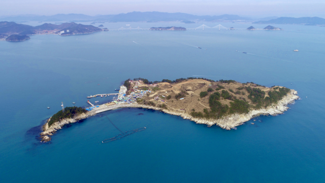 경남 거제시 장목면 이수도 전경. 섬 모양이 두루미를 닮아 본래 학섬이라 불렸으나 대구와 멸치잡이로 마을이 부유해지자 '바닷물이 이롭다'는 의미를 담아 이수도(利水島)로 바뀌었다. 거제시 제공