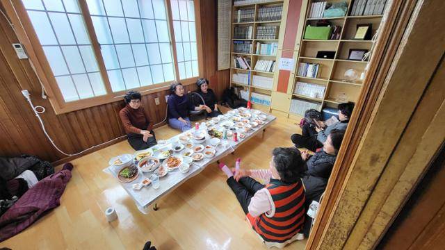이수도 방문객은 평일 하루 평균 300명, 주말은 1,000여 명에 이른다. 손님 대부분은 모임이나 가족 단위 여행객이다. 거제=박은경 기자