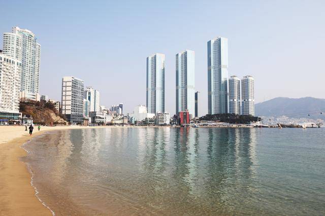 고층빌딩과 어우러진 송도해수욕장은 이국적인 정취가 물씬 풍긴다. ⓒ박준규