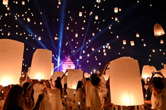 연중 다양한 페스티벌이 가득한 태국의 인기 관광도시 치앙마이. 이곳에서 열린 이펭 축제 참가자들이 지난해 11월 15일(현지시간) 종이로 만든 등불 풍선을 하늘로 띄우고 있다. AFP=연합뉴스
