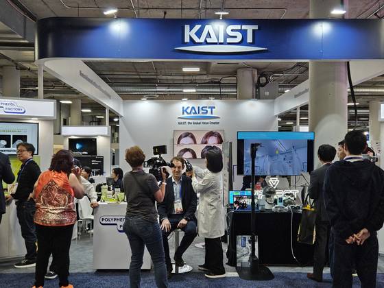 CES 2025 행사의 폴리페놀 팩토리 부스. 폴리페놀 팩토리