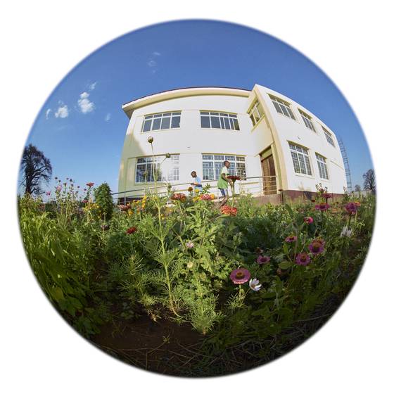 탄자니아 도도마 남학교에서 촬영한 사진들. 이곳 아이들은 학업 외에도 새벽부터 일어나 텃밭을 가꾸는 등 여러 가지 일을 해야 하지만 표정은 한결같이 건강하고 해맑다. 미래를 꿈꿀 수 있기 때문이다. [사진 김보성]